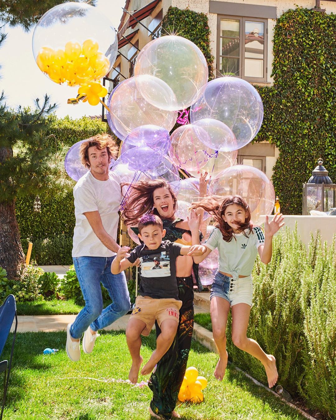 Ідеальна сім'я: Алессандра Амбросіо засипала мережу спільними фото з дітьми і коханим