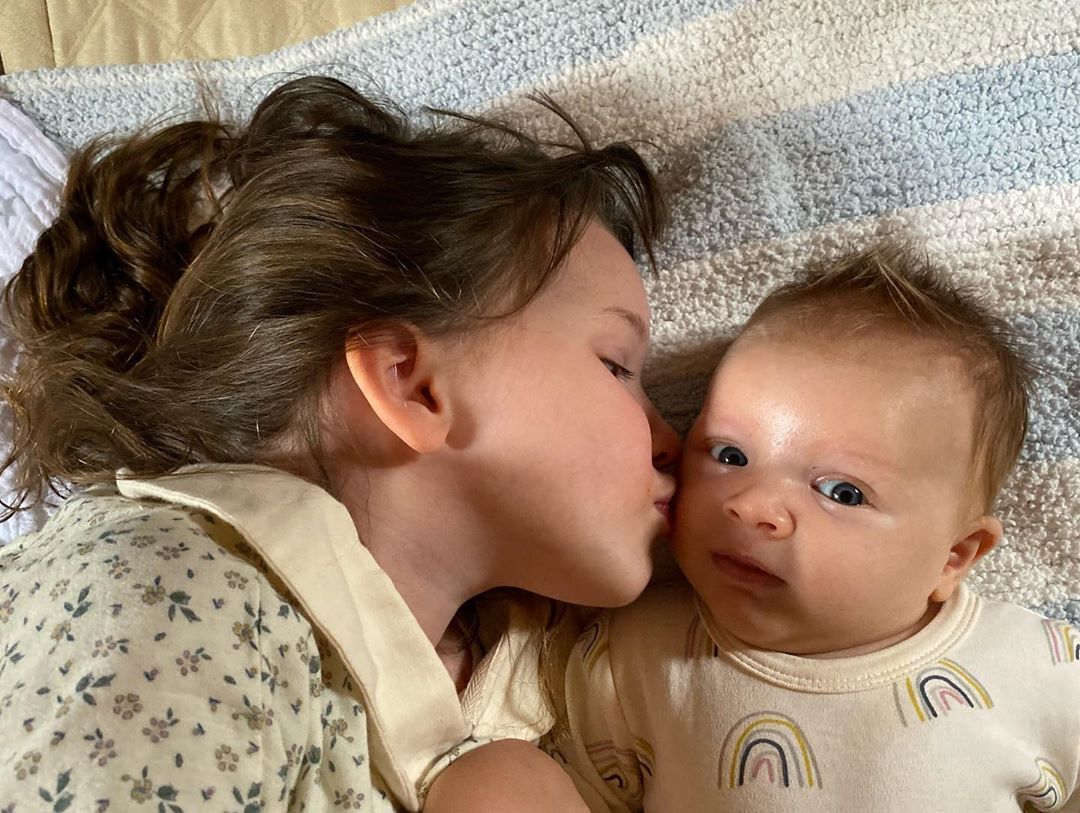 Мамины зайчики: Милла Йовович умилила сеть нежными фото младших дочек