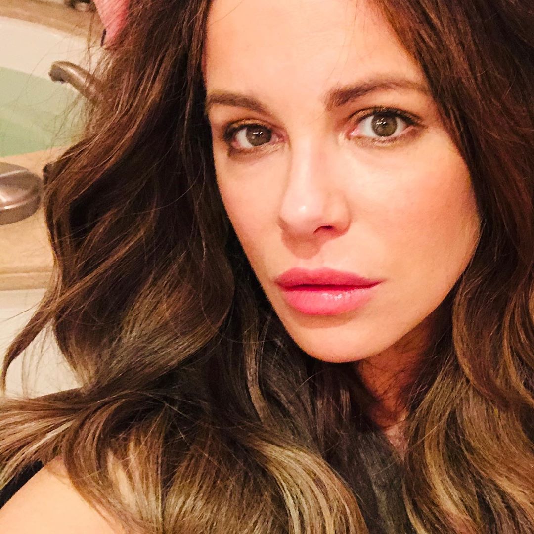 Ще молодше: 46-річна Кейт Бекінсейл закрутила роман з 22-річним музикантом