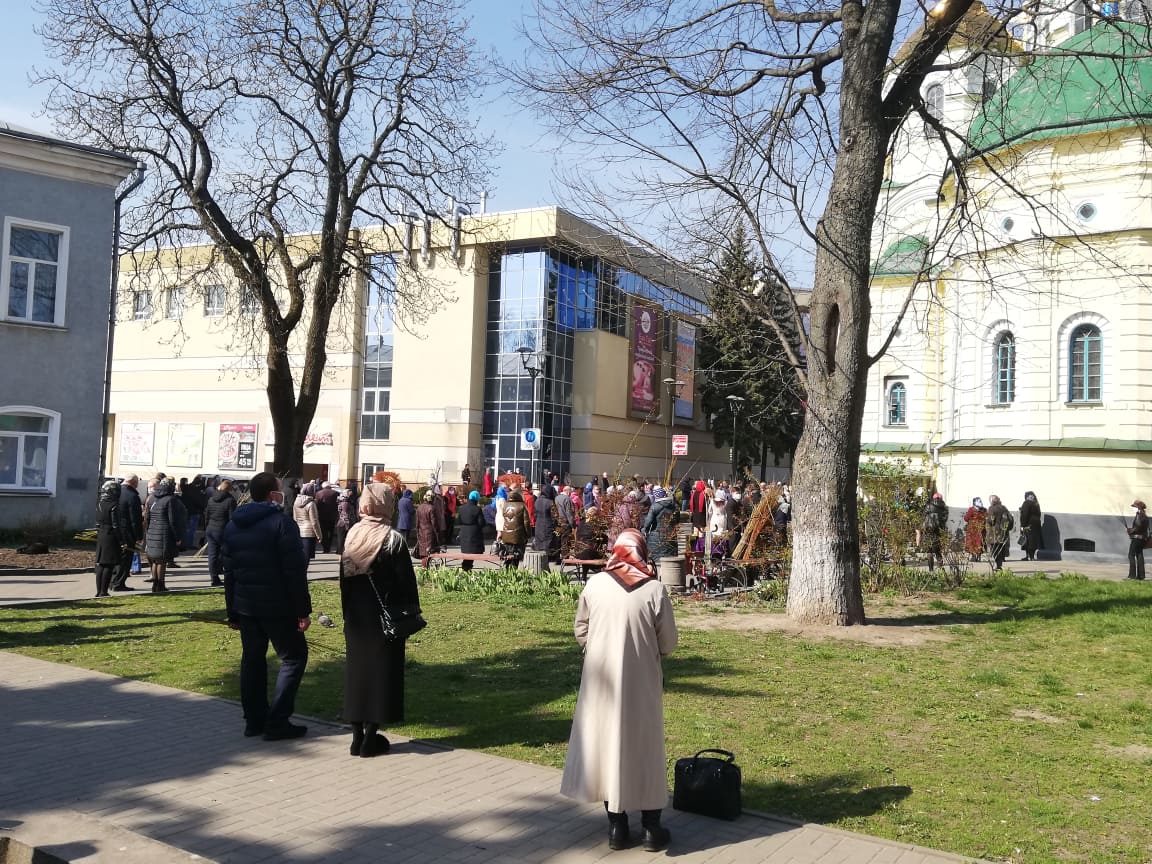 Карантин в Україні: у Рівному у церкві УПЦ МП пройшло масове освячення верби