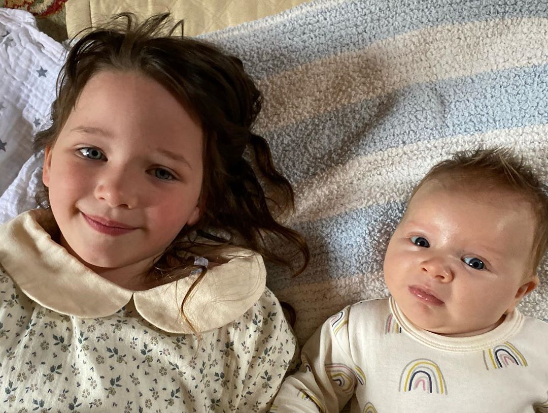 Мамины зайчики: Милла Йовович умилила сеть нежными фото младших дочек