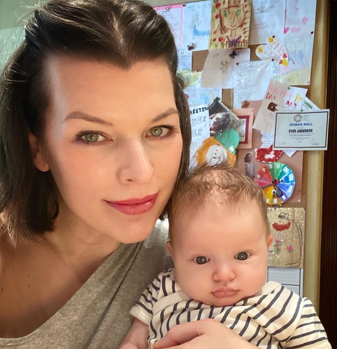 Мамина копія: Мілла Йовович зачарувала мережу милим фото з 2-місячною донькою