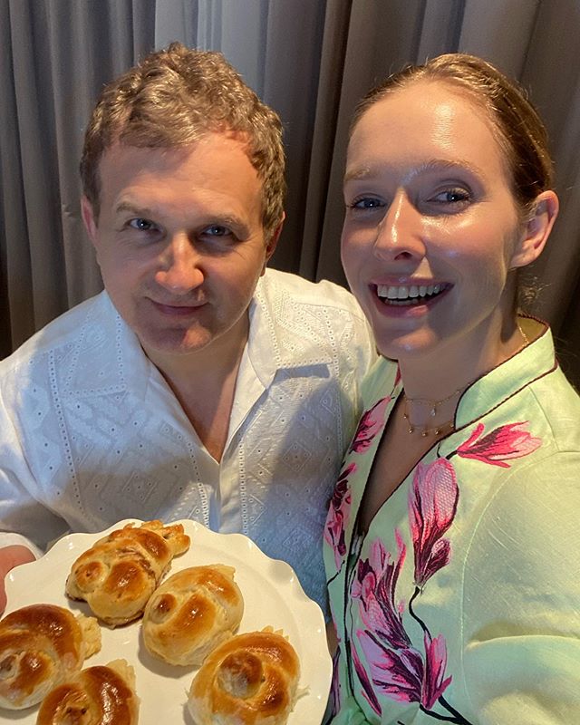 Крутая семья: Горбунов и Осадчая в вышиванках похвастались кулинарными шедеврами