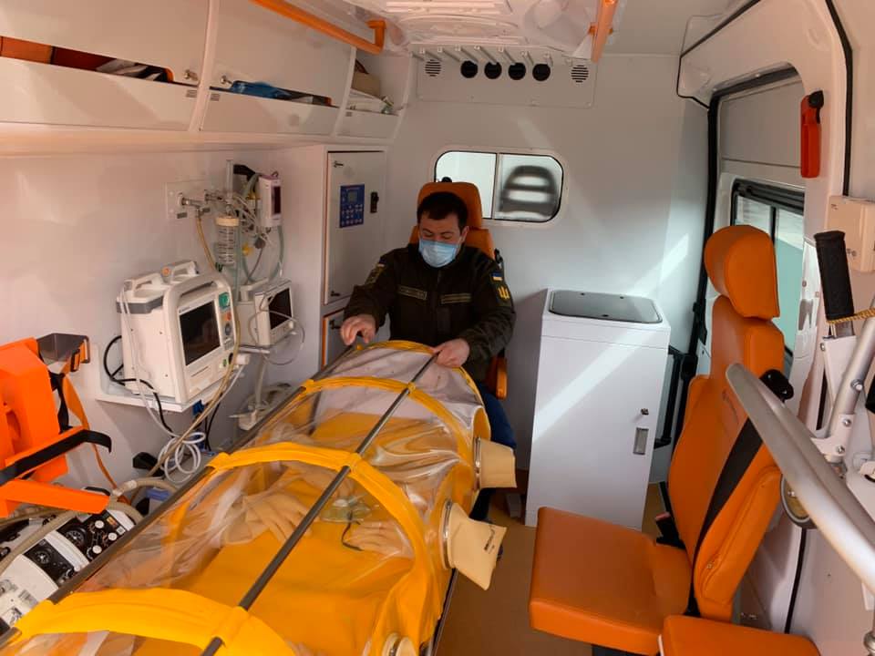 В Украине зараженный COVID-19 будет транспортироваться в специальных капсулах 