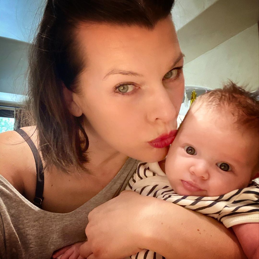 Мамина копія: Мілла Йовович зачарувала мережу милим фото з 2-місячною донькою