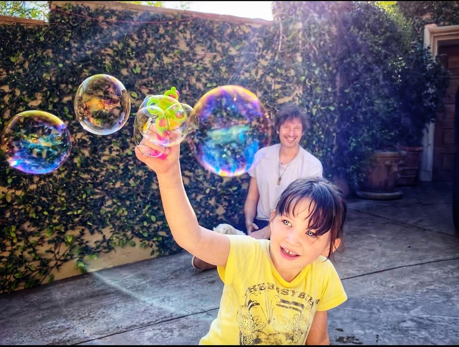 Она очень сильная! Милла Йовович покорила сеть "талантами" 2-месячной дочки