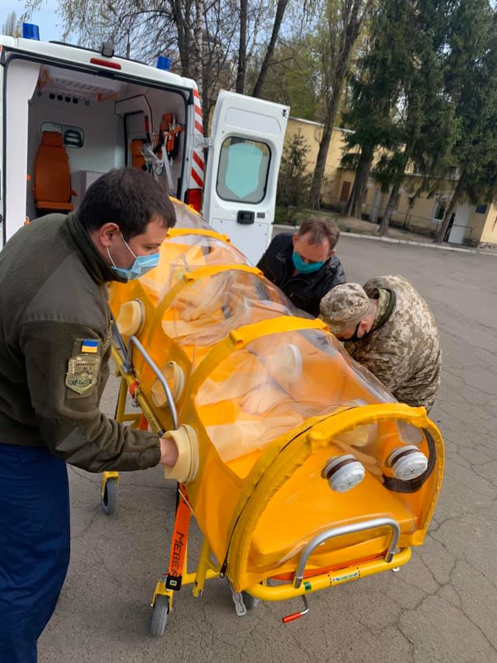 В Украине зараженный COVID-19 будет транспортироваться в специальных капсулах 