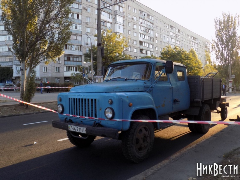 в Никоалеве автомобиль наехал на работников автодорожной службы