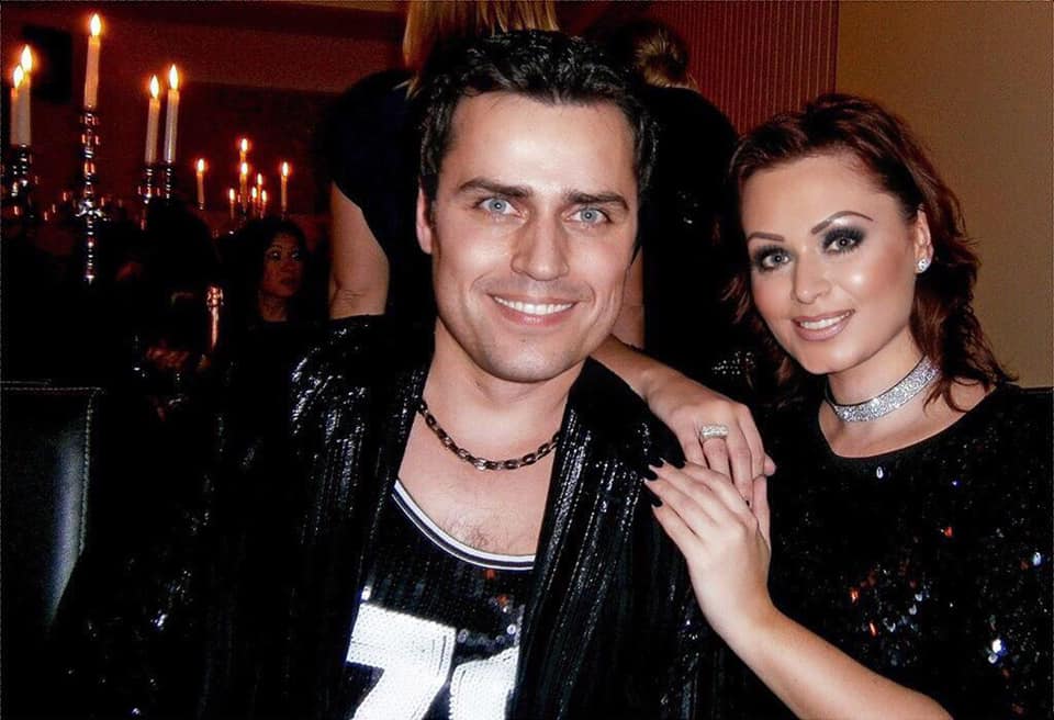 Помер відомий музикант, соліст легендарної поп-групи: йому було всього 47 років