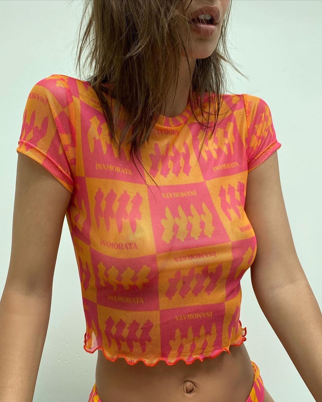 Она совершенна: полуобнаженная Эмили Ратаковски показала идеальное тело в пикантном наряде