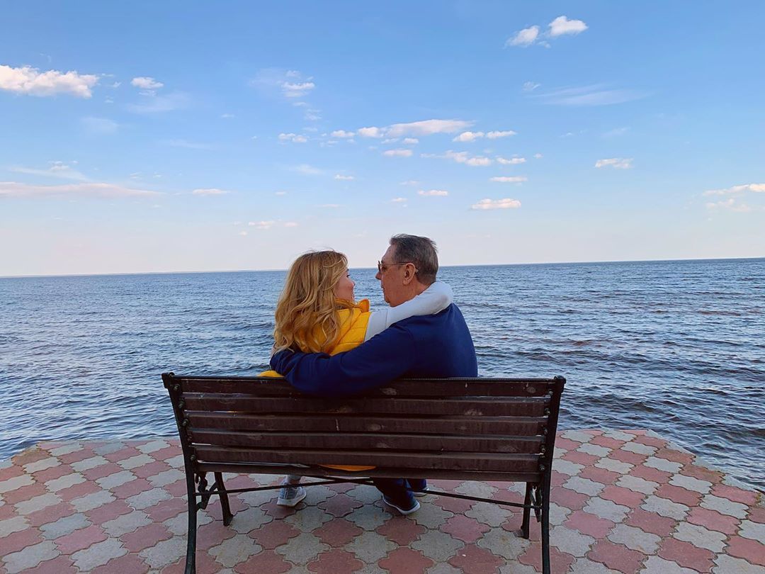 Скандальний екс-президент ФФУ стане батьком в 70 років: відео та фото щасливої пари