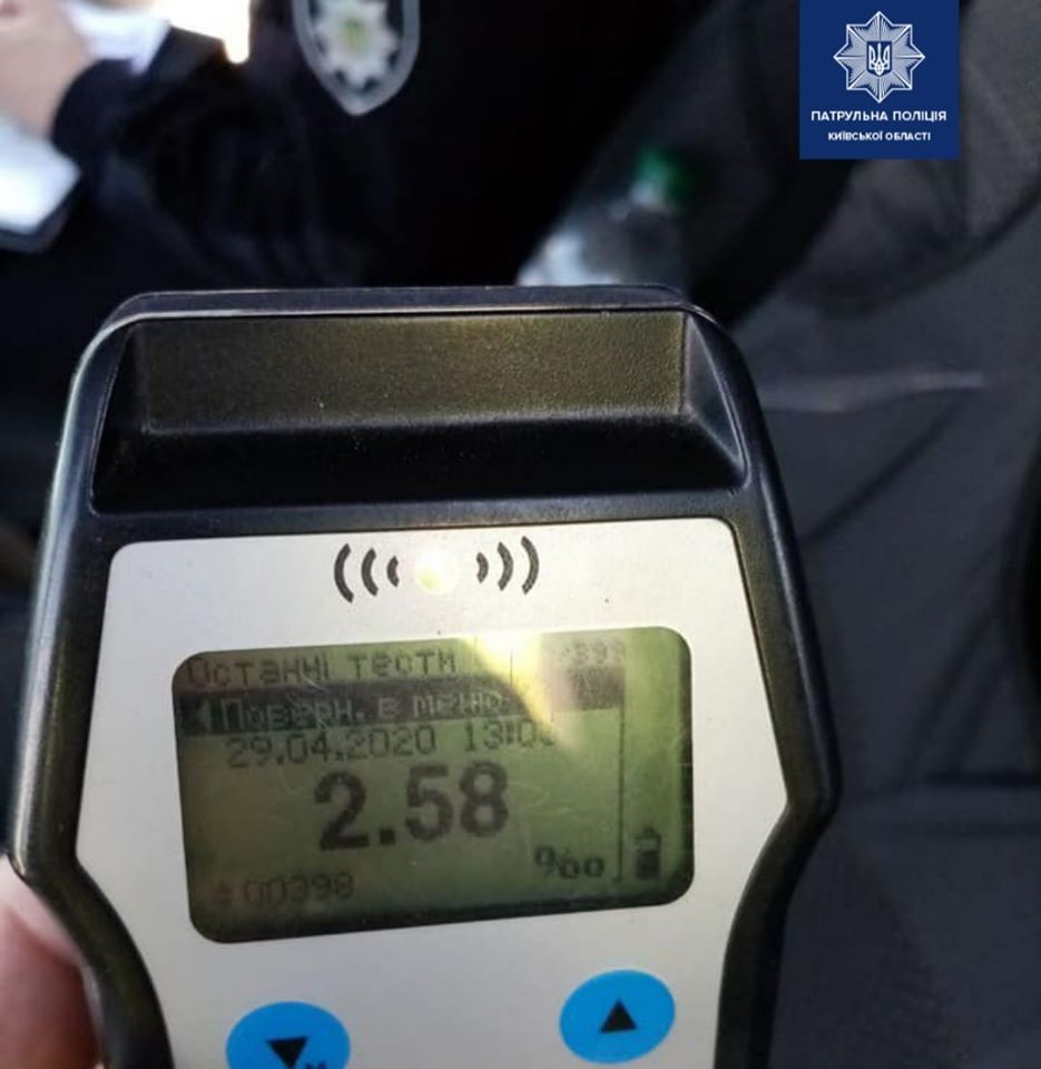 Под Киевом пьяный водитель "скорой" влетел в бус: госпитализировали бригаду медиков