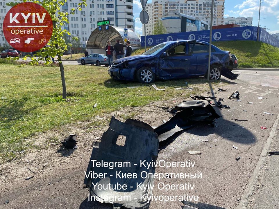 В Киеве водитель насмерть сбил пожилую женщину и влетел в другое авто