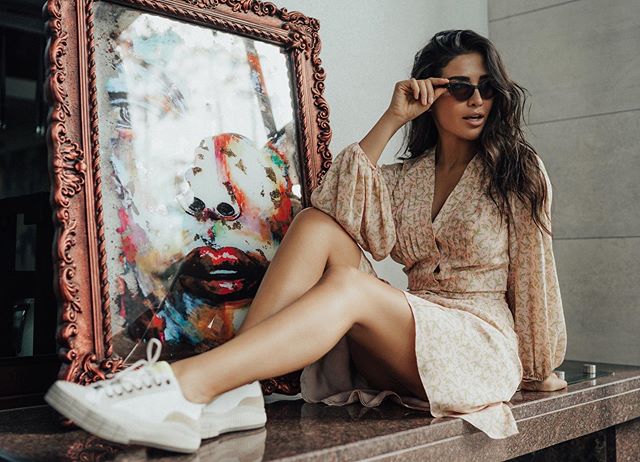 Сила привлекательности: Санта Димопулос в шелках и мини раскрыла секреты неотразимости