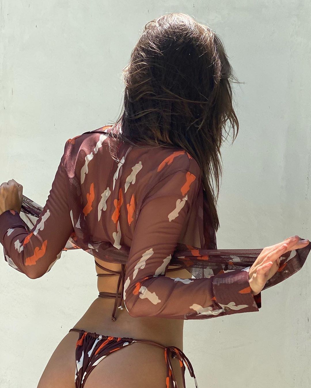 Она совершенна: полуобнаженная Эмили Ратаковски показала идеальное тело в пикантном наряде