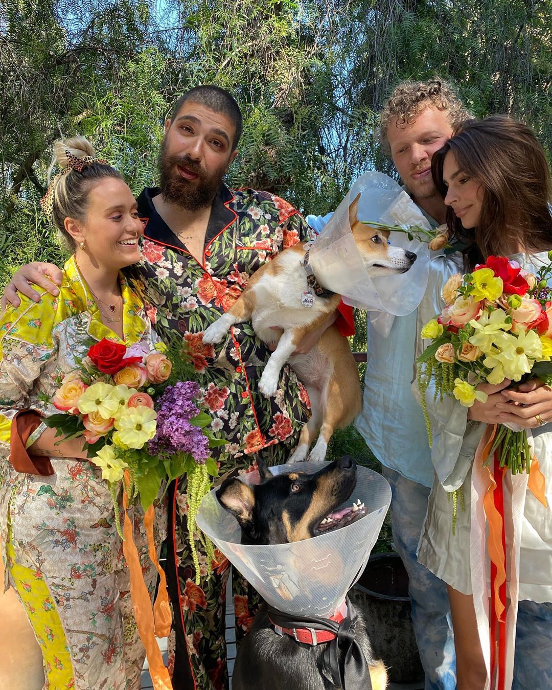 У велосипедках і кроп-топі: Емілі Ратаковскі вирушила на прогулянку в спокусливому літньому образі