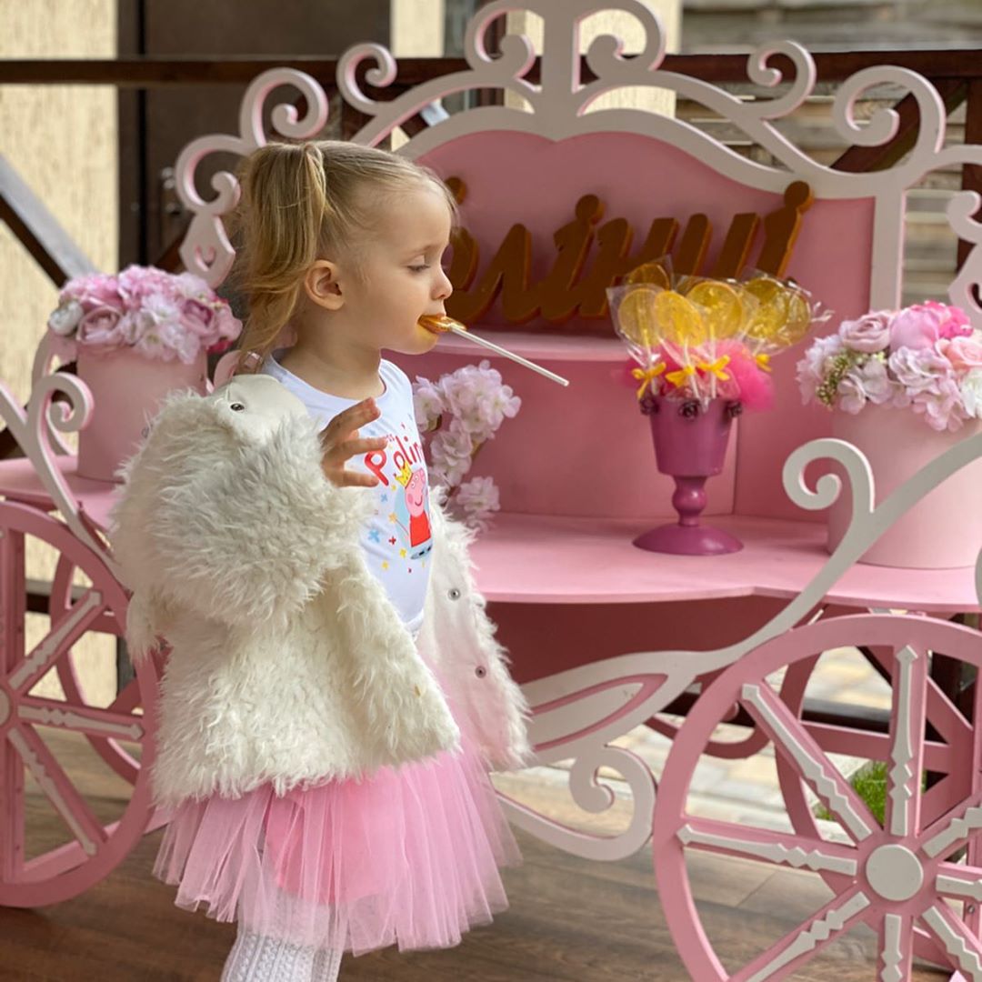 Family look, кульки та мильні бульбашки: Лілія Ребрик показала яскраві фото з дня народження дочки