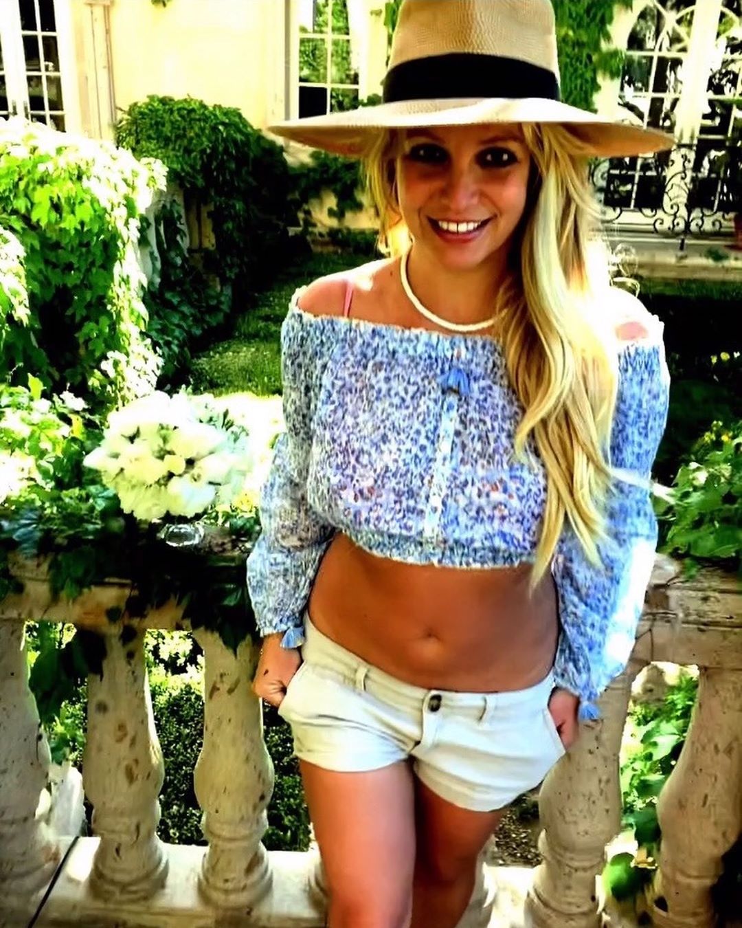 Красивая и счастливая: Бритни Спирс порадовала фанатов цветущим внешним видом