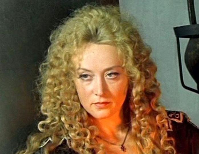 Вона вже не розмовляє: відома російська актриса невиліковно хвора