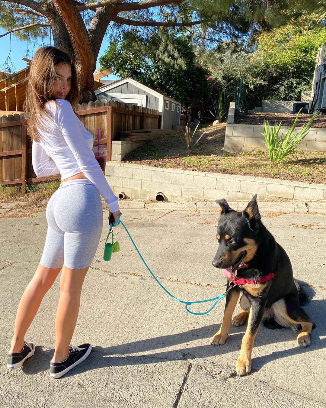 У велосипедках і кроп-топі: Емілі Ратаковскі вирушила на прогулянку в спокусливому літньому образі