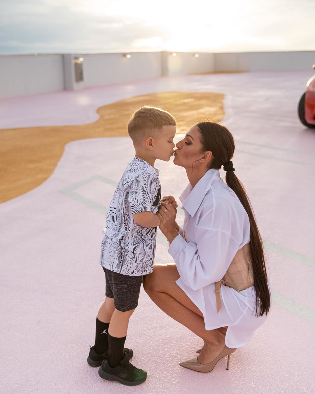 Який чоловік росте! Дружина Влада Ями показала рідкісне фото з підрослим сином