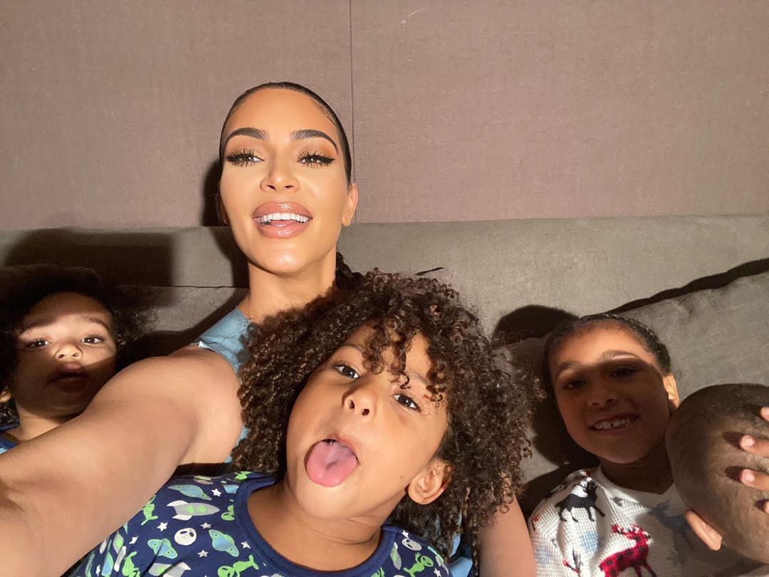 Все в сборе: Ким Кардашьян умилила сеть редкими фото с четырьмя детьми