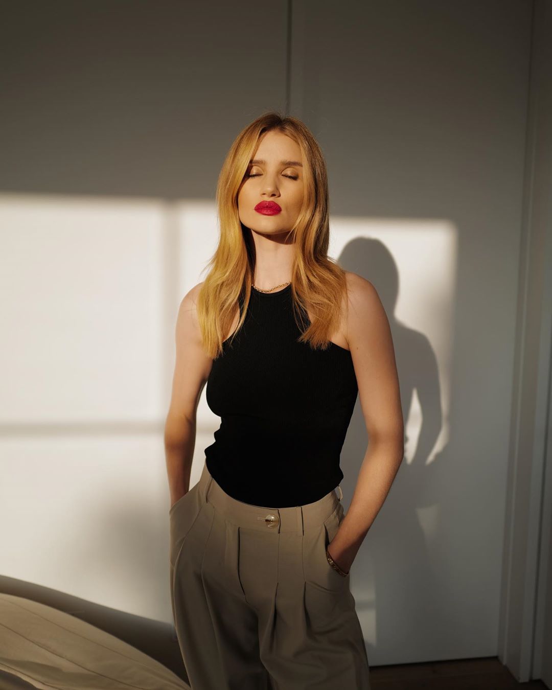 В стильном образе и с ярким макияжем: Роузи Хантинтон-Уайтли блистает в домашней фотосессии в объективе Джейсона Стетхэма