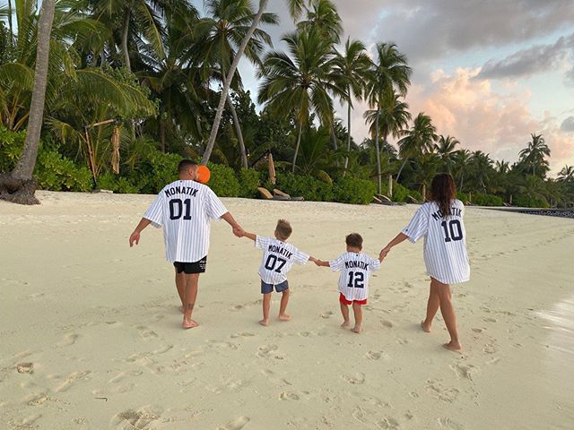 Нет важнее: MONATIK растрогал семейной идиллией и признанием самым близким