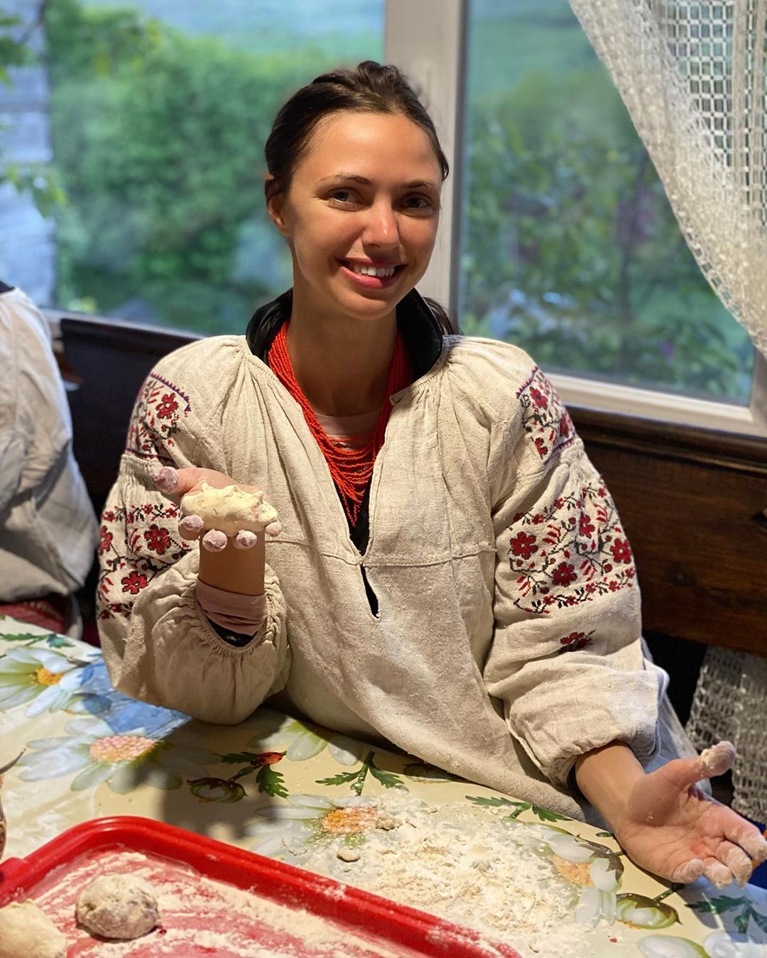 Українські господині: Віка з НеАнгелів у вишиванці наліпила вареників з племінницями