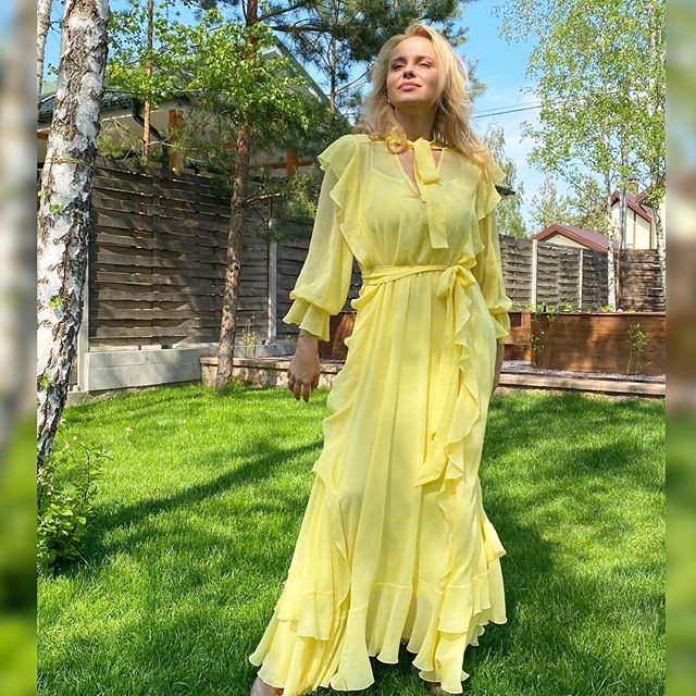 Притягиваю лето: Лилия Ребрик в полупрозрачном платье за $550 кружит голову женственностью