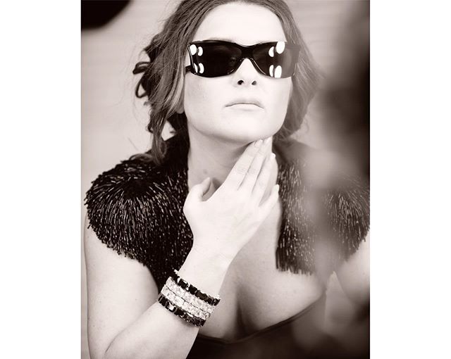 Бомба: Наталья Могилевская кружит голову глубиной декольте и пышным бюстом