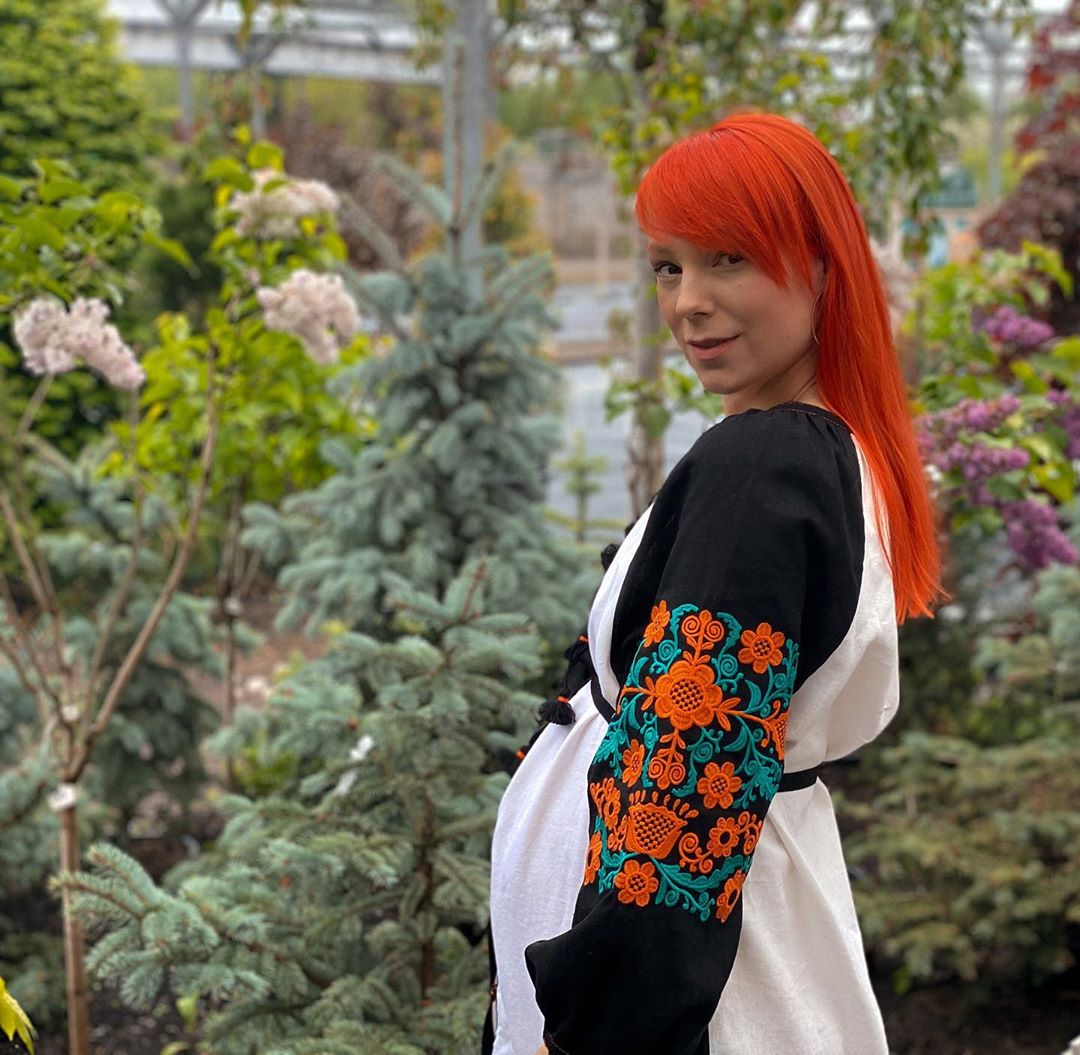 Лучезарная красотка: Светлана Тарабарова подчеркнула беременный животик стильной вышиванкой