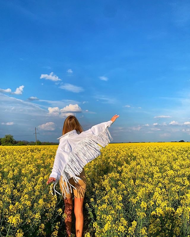 Леся Никитюк в топе и облегающих шортах засветила плоский животик и аппетитные ягодицы