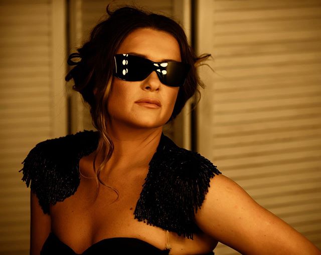 Бомба: Наталья Могилевская кружит голову глубиной декольте и пышным бюстом