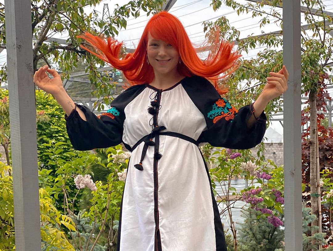 Лучезарная красотка: Светлана Тарабарова подчеркнула беременный животик стильной вышиванкой