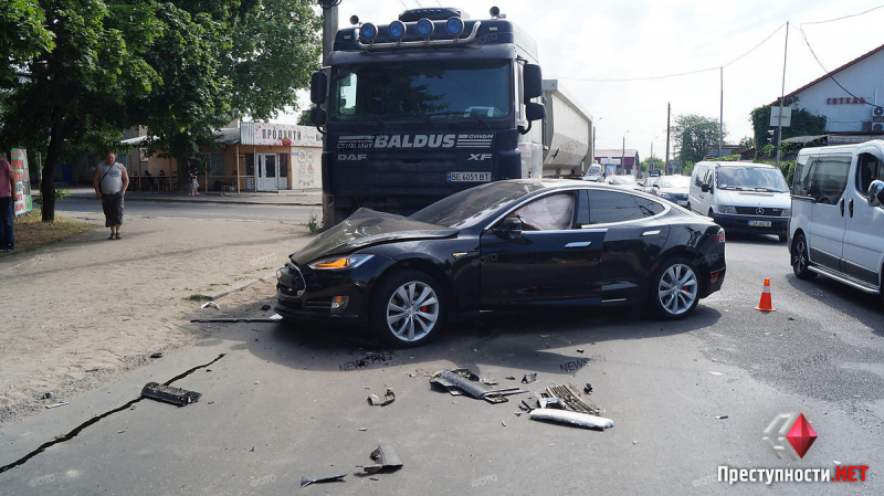 В Николаеве электрокар Tesla столкнулся с грузовиком