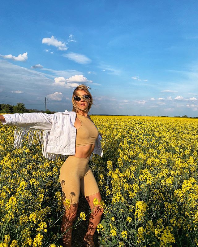 Леся Никитюк в топе и облегающих шортах засветила плоский животик и аппетитные ягодицы