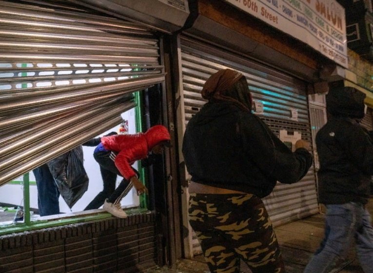В США "копы" снова убили темнокожего: люди крушат и грабят магазины