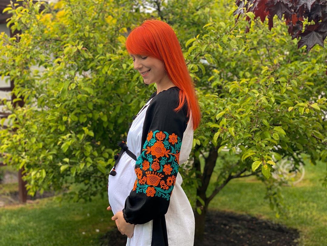 Лучезарная красотка: Светлана Тарабарова подчеркнула беременный животик стильной вышиванкой