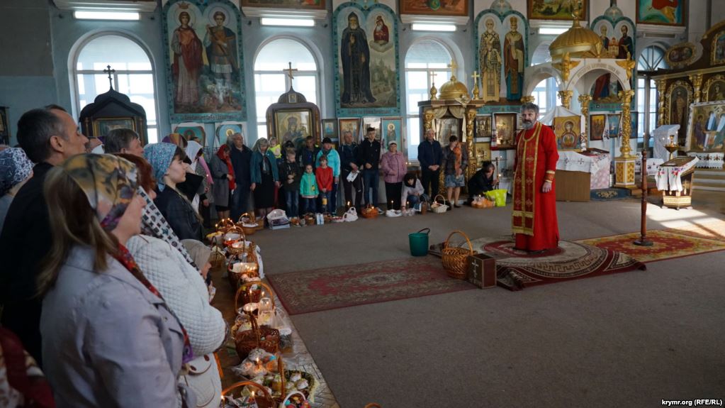В оккупированном Крыму верующие святили паски в вышиванках (видео)
