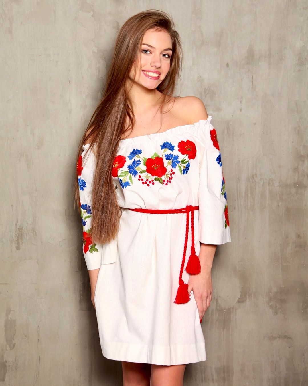 Моя первая вышиванка: жена Дмитрия Комарова показала архивное фото себя 17-летней