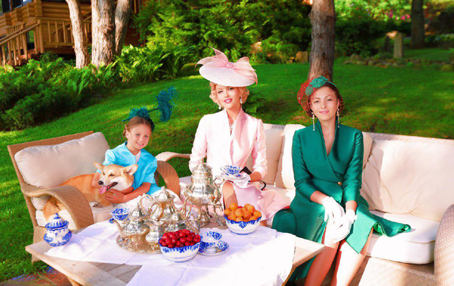 "Я була б нещасна фрау з трьома дітьми": Полякова розповіла про королівські правила життя