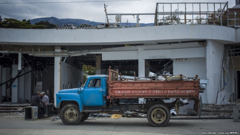 В окупованому Криму зносять торговий комплекс Ахметова