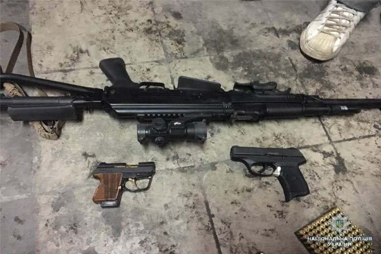 В Киеве разоблачили банду наркоторговцев с арсеналом оружия