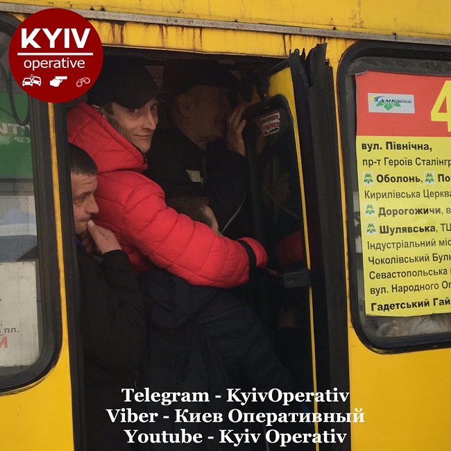 Україна занурилася в транспортний колапс: по 10 людей і всі в масках