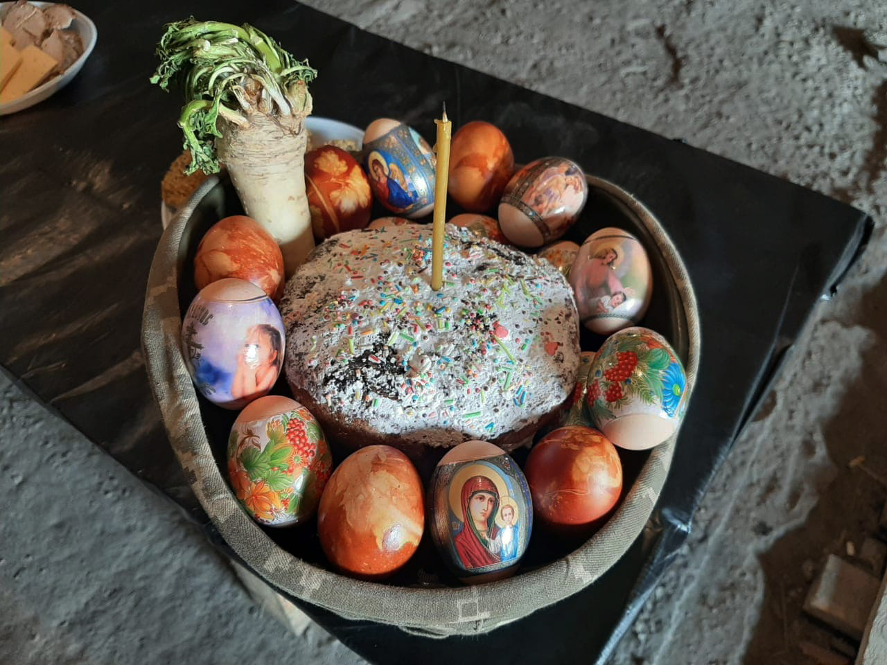 Українські бійці зустріли Великдень на Донбасі: вражаючі фото