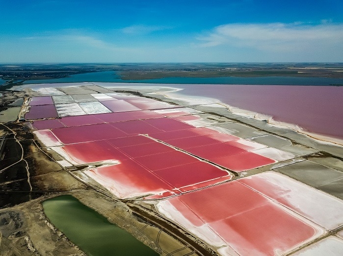 У Криму знамените озеро стало яскраво-рожевого кольору: видовищні фото