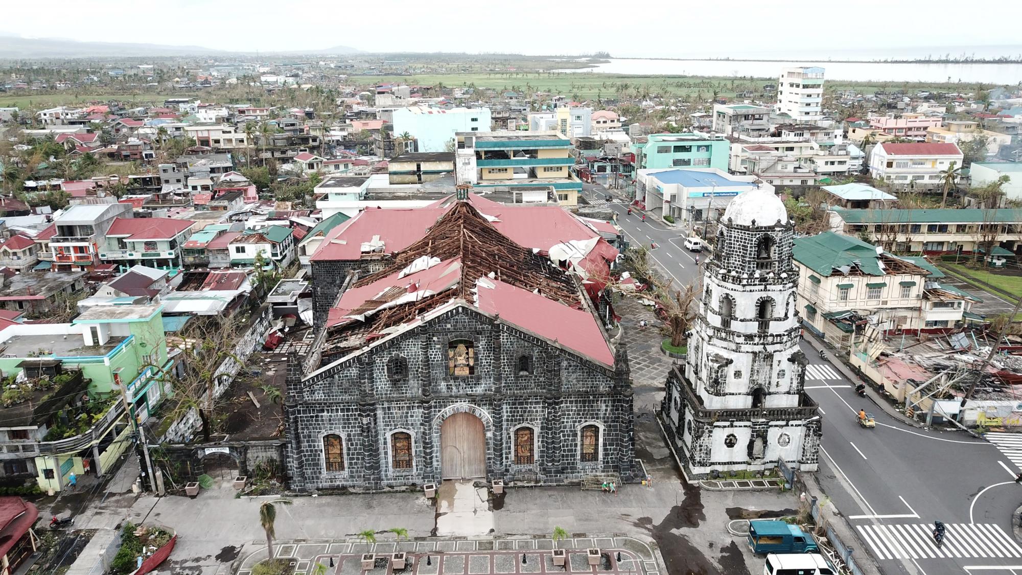Филиппины накрыл мощный тайфун: фото и видео разрушающей стихии