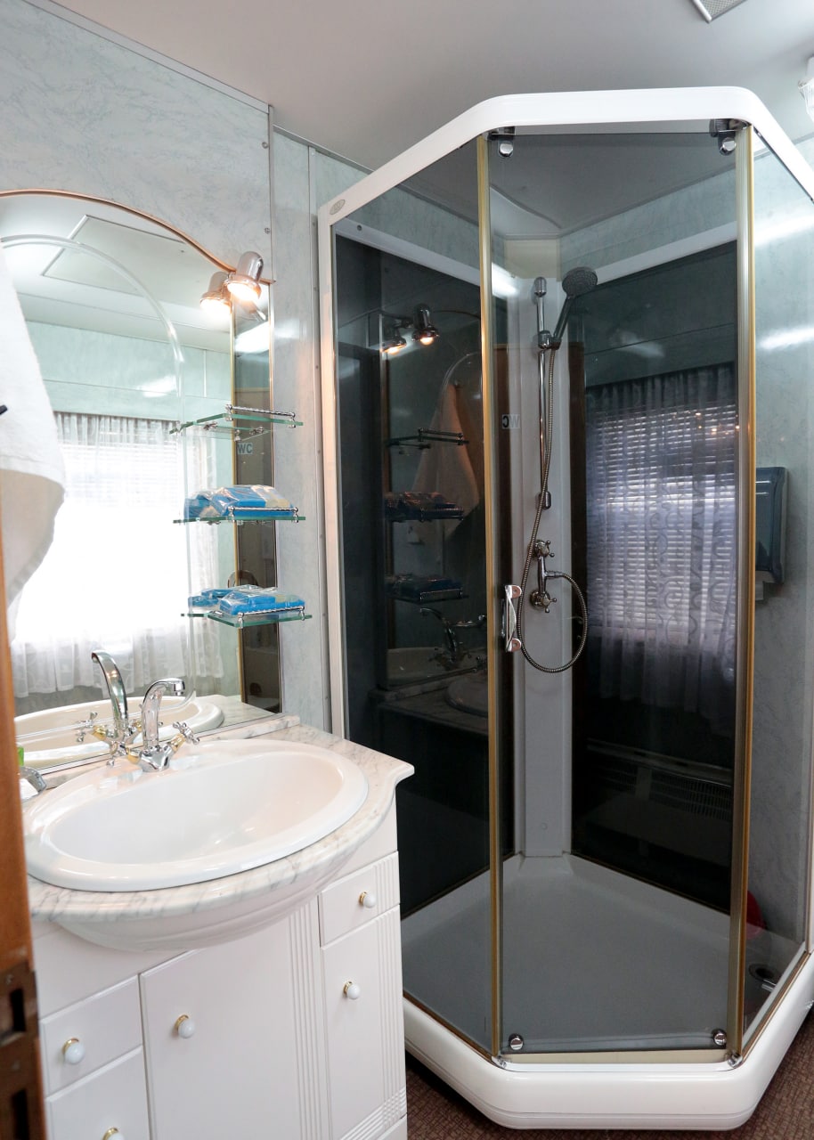 Кухня, спальня і душ: фото найрозкішніших вагонів Укрзалізниці