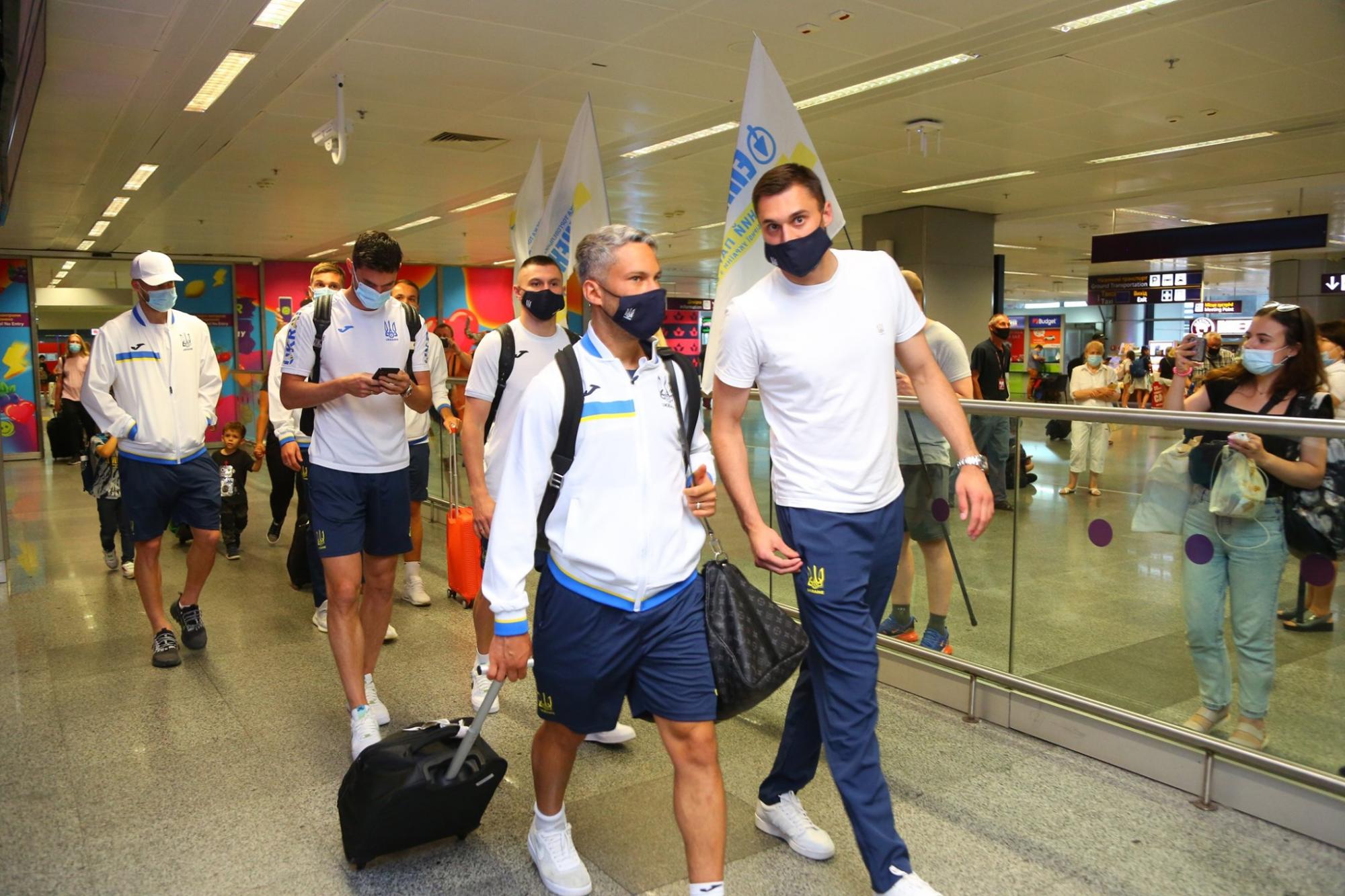 Сборная Украины вернулась домой: яркие фото и видео из &quot;Борисполя&quot;